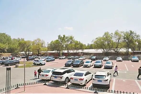 配齐充电桩、运动场地、绿化景观！哈尔滨市道里区4处闲置地块升级多功能停车场(图1)